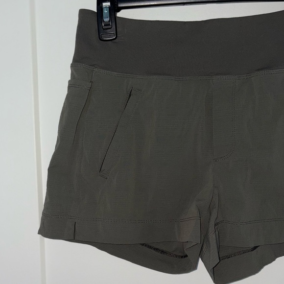 Athleta Trekkie North short sz 4 EUC - Picture 2 of 7